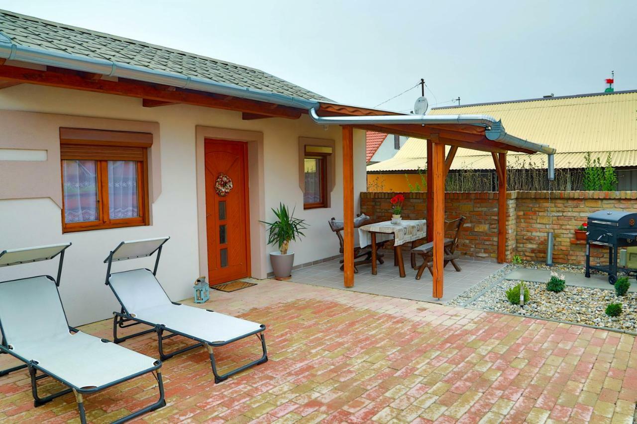 Jazmin Apartman Buzsák Buitenkant foto