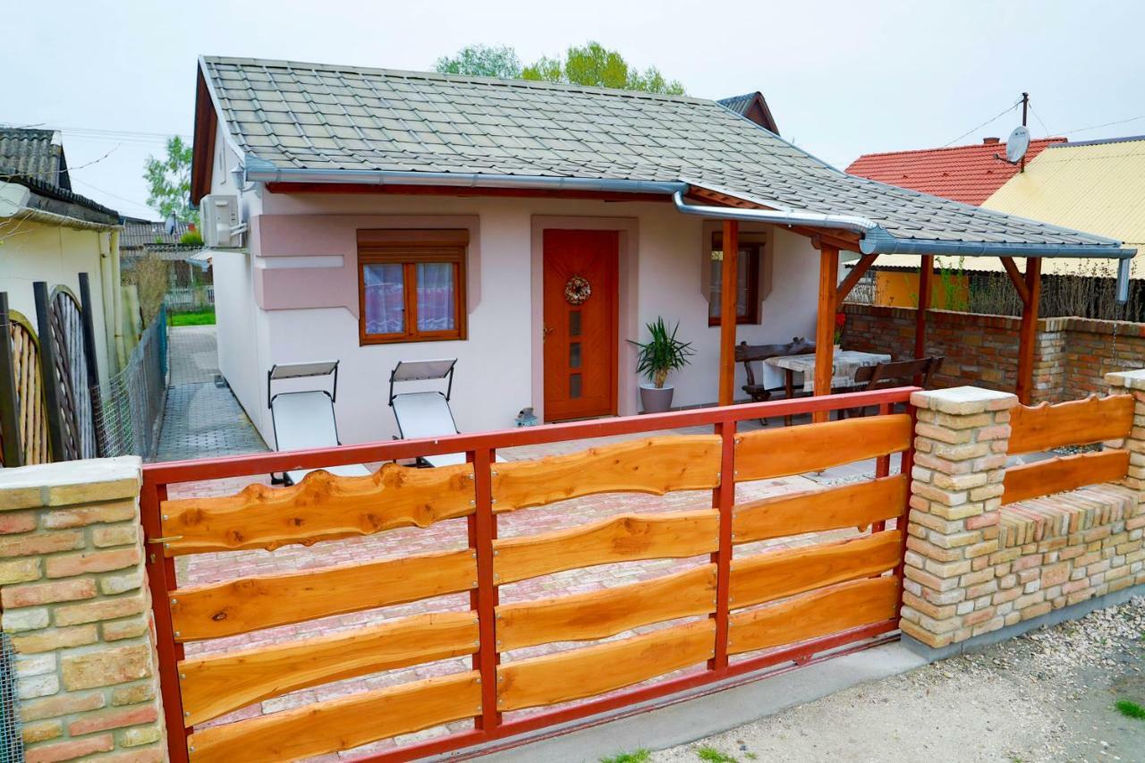 Jazmin Apartman Buzsák Buitenkant foto