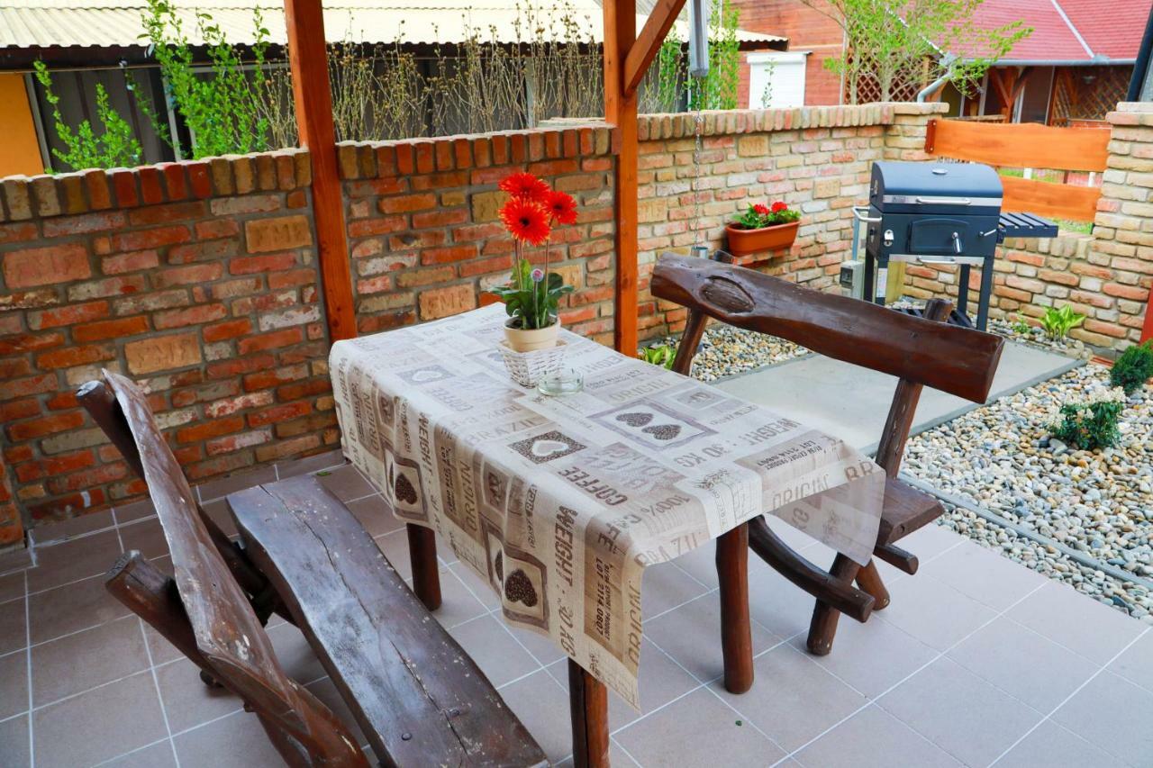 Jazmin Apartman Buzsák Buitenkant foto